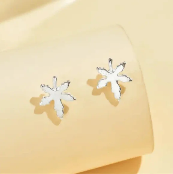 2 Pairs Of Silver 420 Weed Leaf Stainless Steel Stud Earrings 4×(OS) - Picture 9 of 9